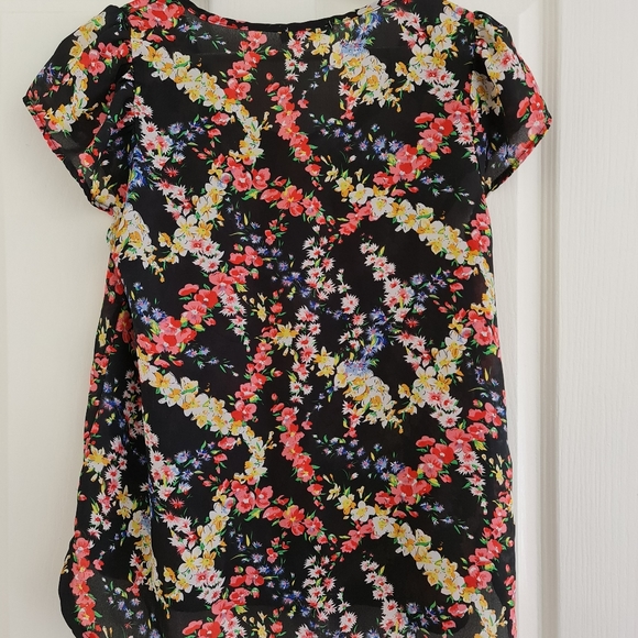 ✨ HOST PICK ✨ Floral top - Picture 2 of 4